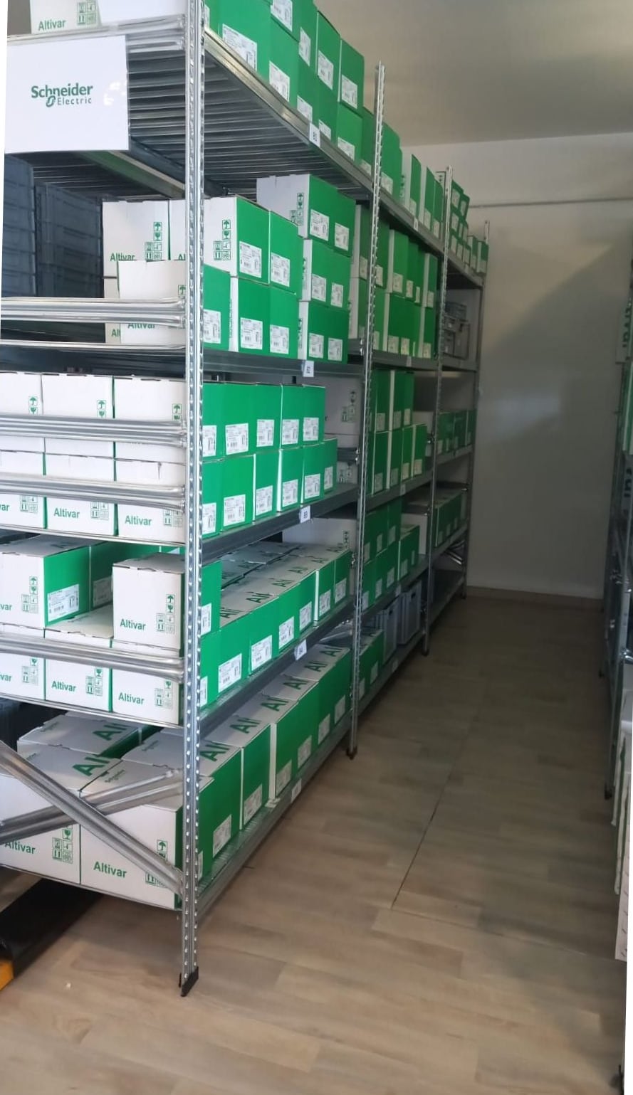 Allée de rayonnages Altivar dans le dépôt AUTOMSOURCE à Lons