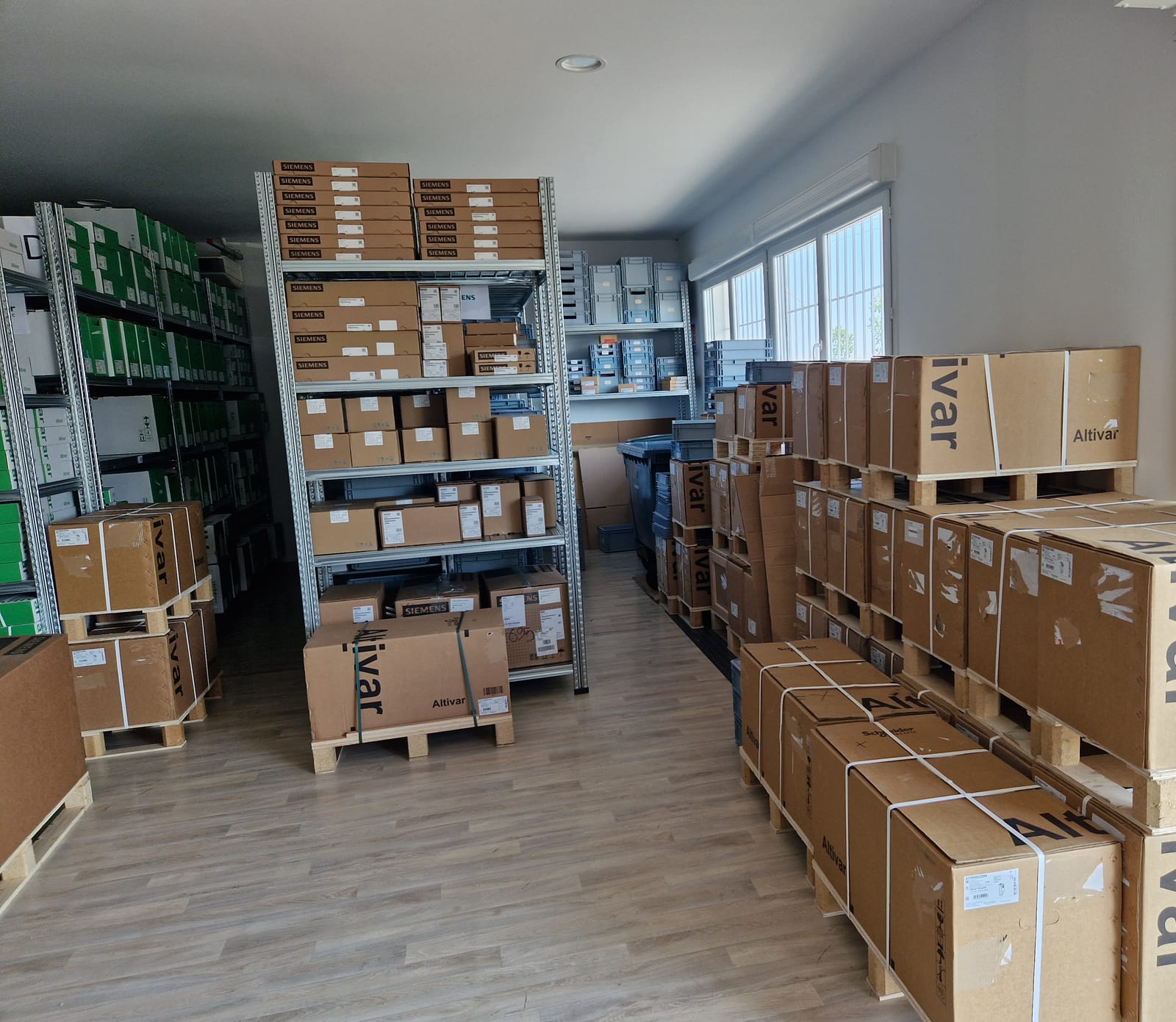 Dépôt AUTOMSOURCE : rayonnages de cartons Siemens et palettes Altivar scellées